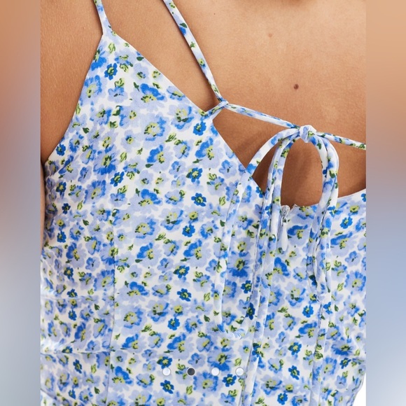 ASOS Glamorous Cami Floral Romper Blue and White Size 10
NWT Adjustable Straps - Picture 12 of 12